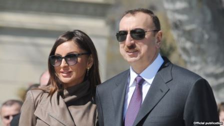 Prezident və xanımı yeni təyyarəyə baxdılar